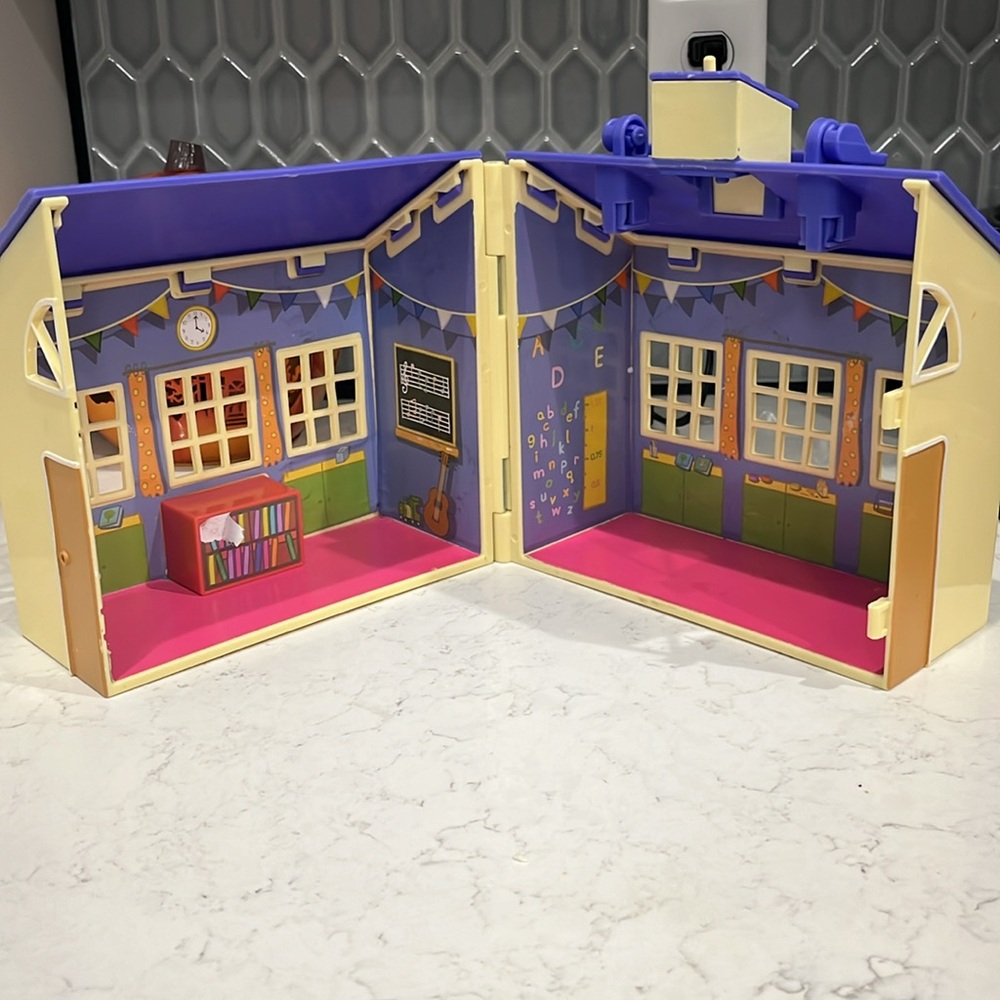 Peppa Pig School House and Accesories Lot